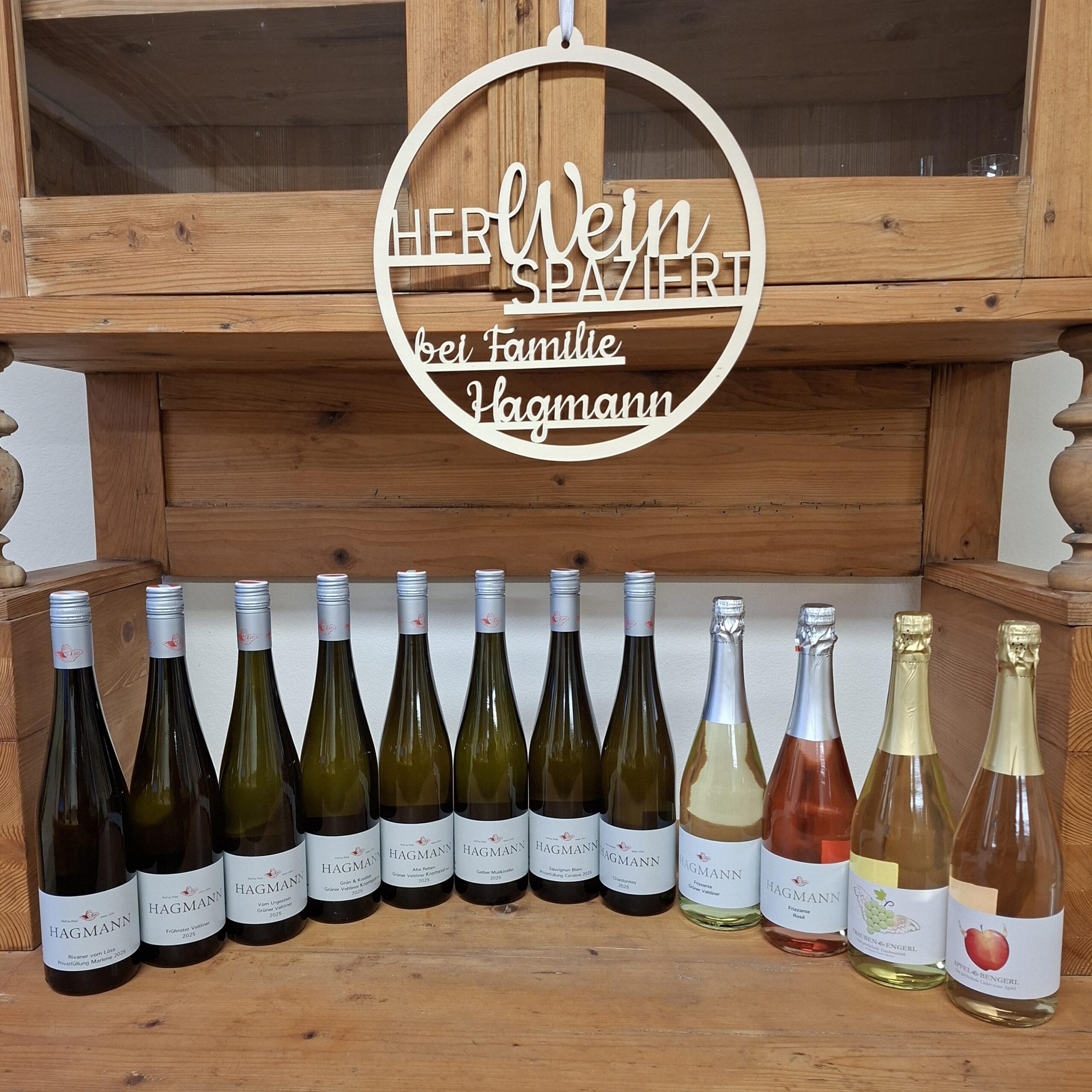 Jahrgangspaket2025 Jahrgangspaket 2025 - Tisch mit 12 Flaschen Wein, Frizzante und Cider vom Jahrgang 2025